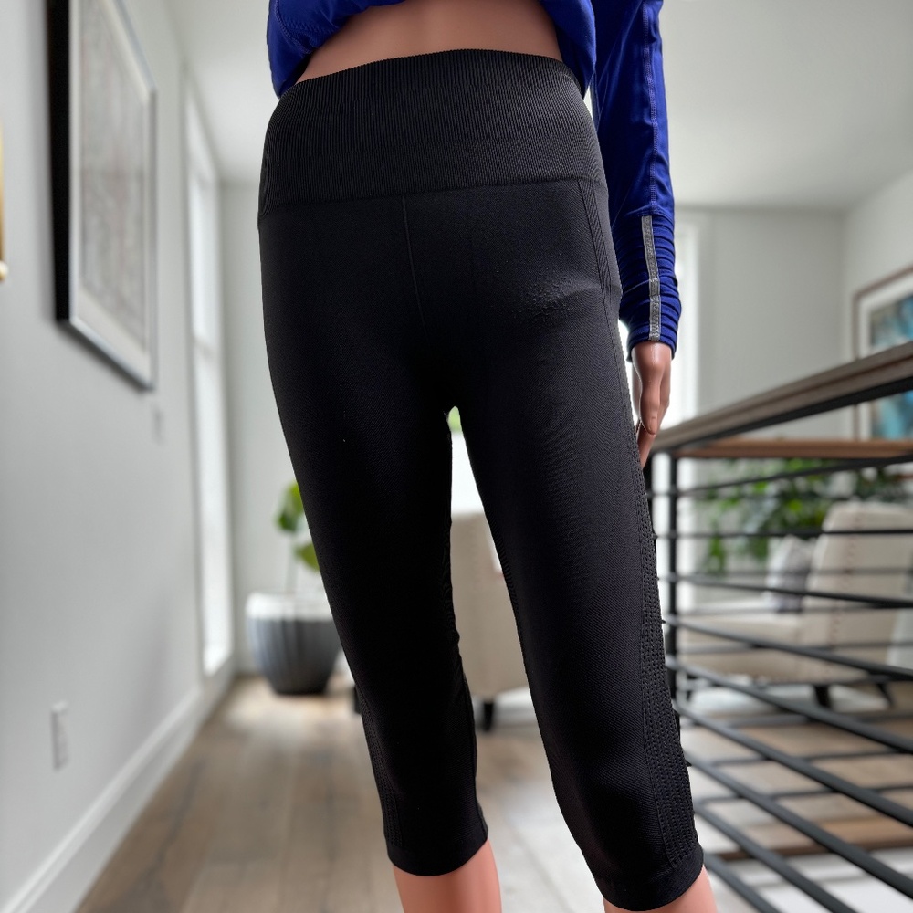 Lululemon Black Capri Legging in size Small